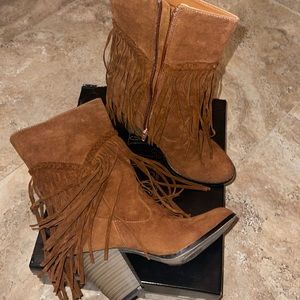 Size 6.5 Wyoming Rust color boot.